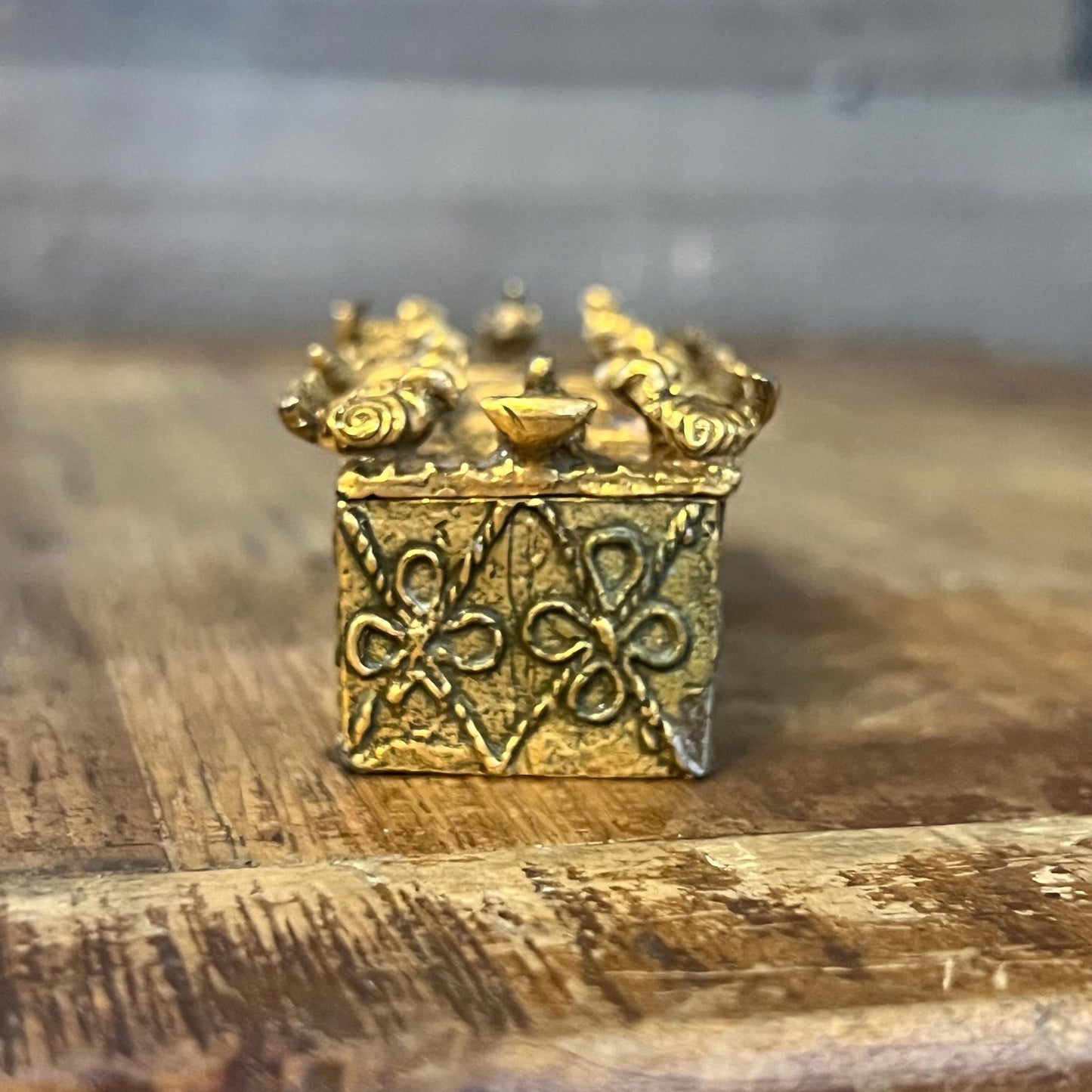 Vintage Metropolitan Museum of Art MMA Gold Tone Rectangular Lidded Divided Trinket Box with Gold Tone Birds and Rope Detailing