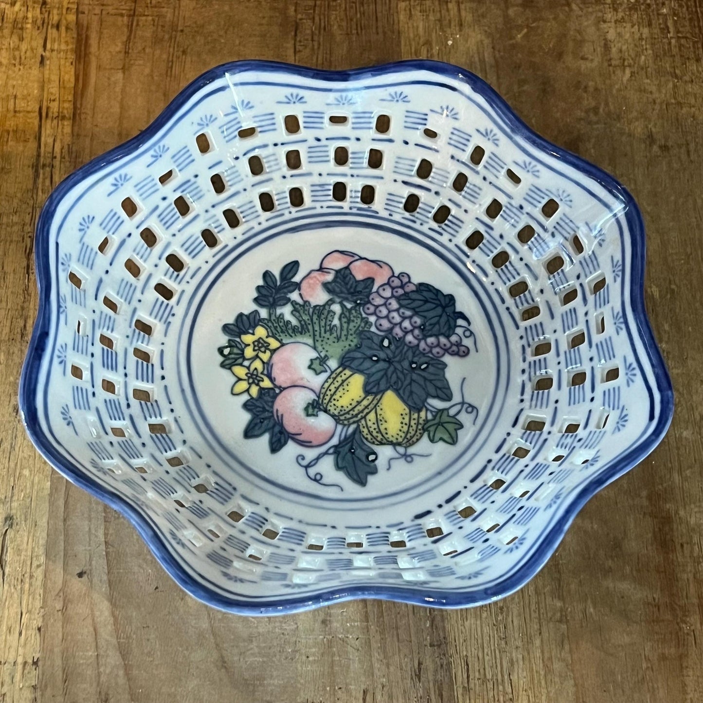 Blue and White Scallop Rim Ansley Hamburg Bowl