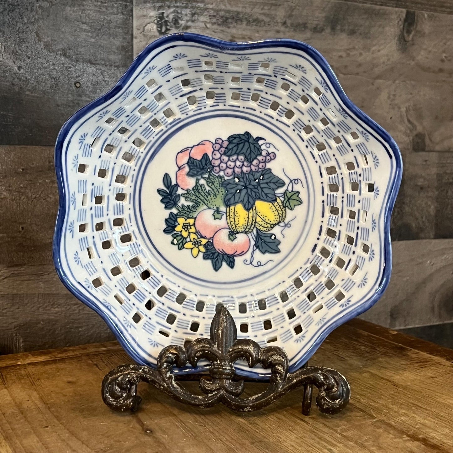 Blue and White Scallop Rim Ansley Hamburg Bowl
