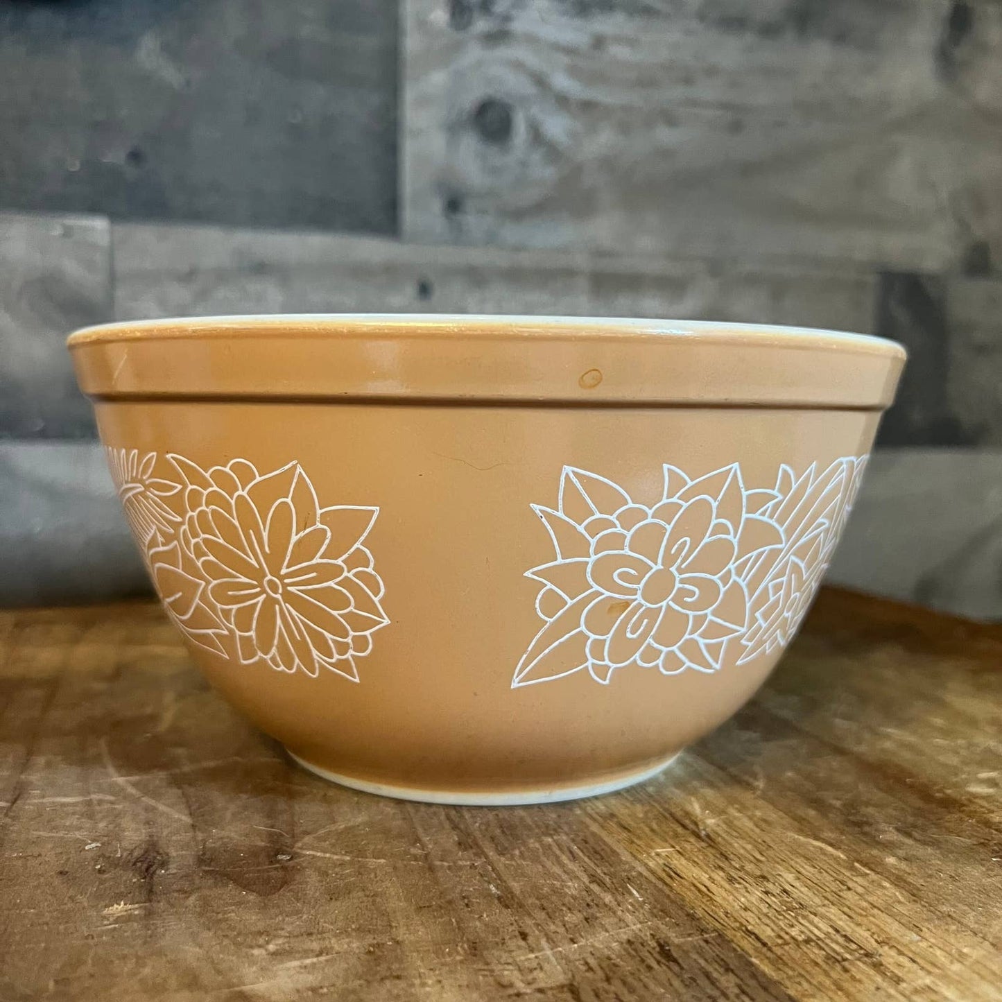 Vintage Pyrex 402 tan woodland 1.5 mixing bowl