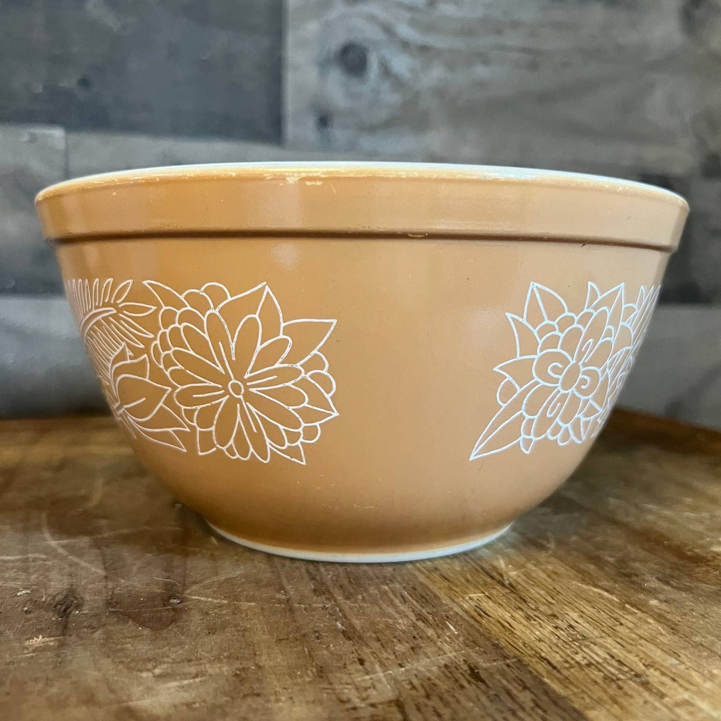 Vintage Pyrex 402 tan woodland 1.5 mixing bowl