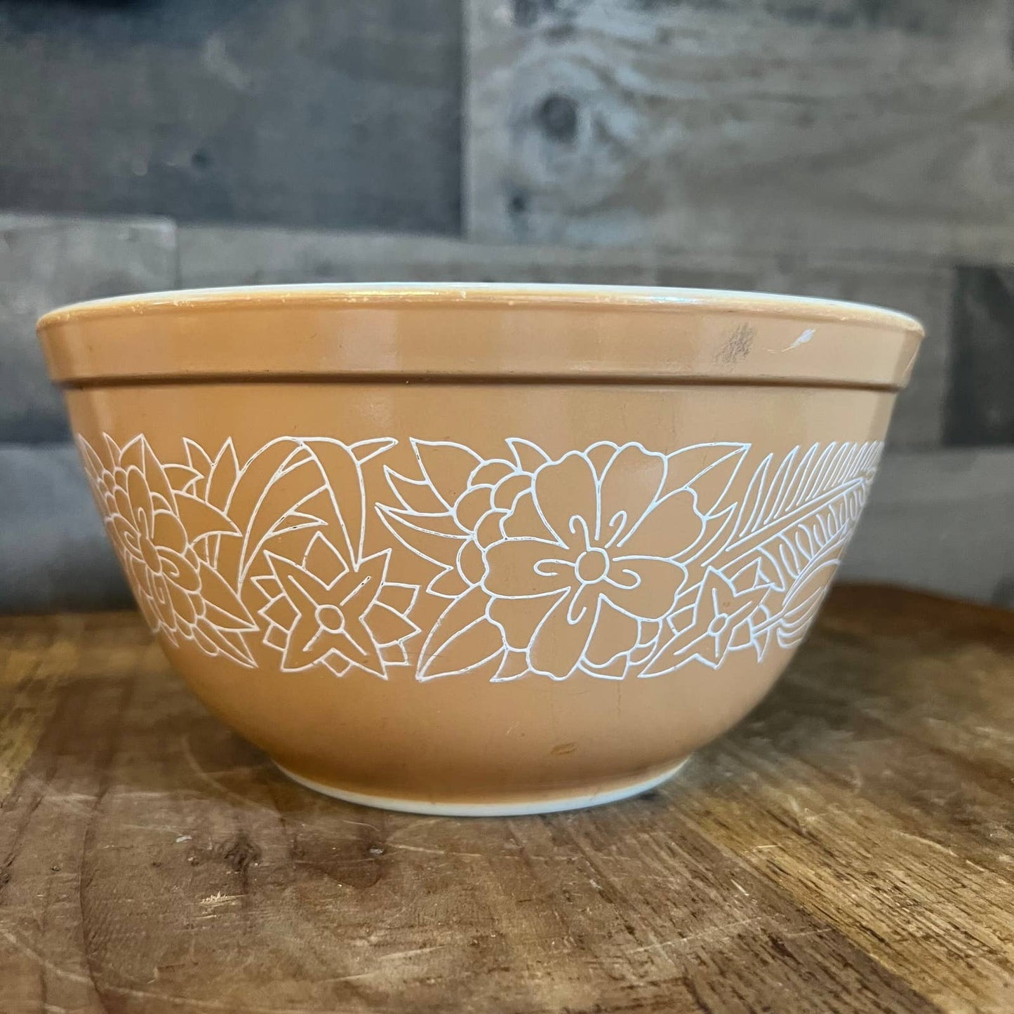 Vintage Pyrex 402 tan woodland 1.5 mixing bowl