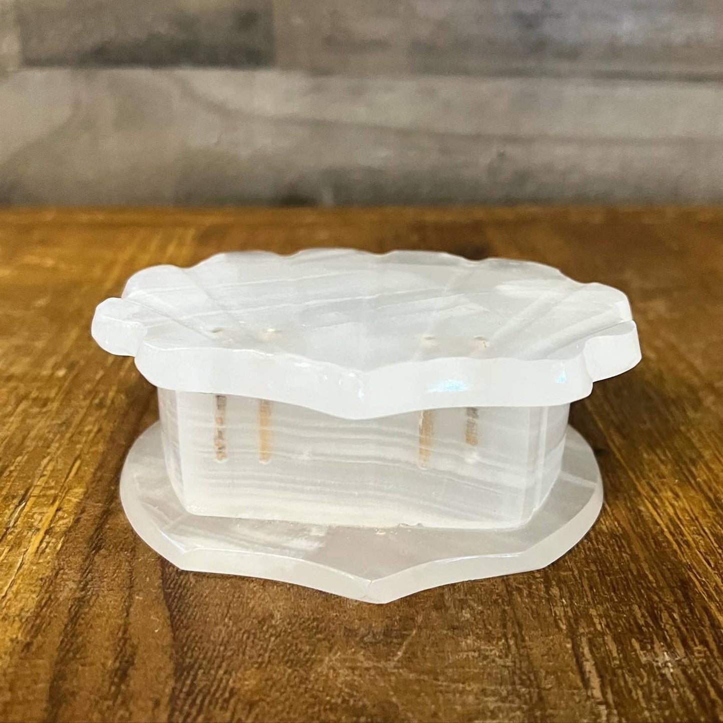 Vintage white onyx / quartz crystal seashell trinket dish with hinged lid