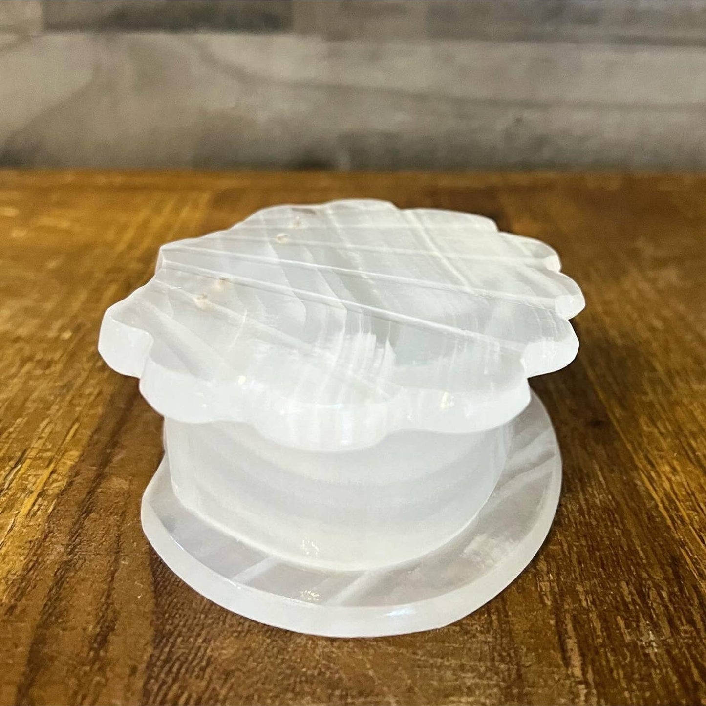 Vintage white onyx / quartz crystal seashell trinket dish with hinged lid