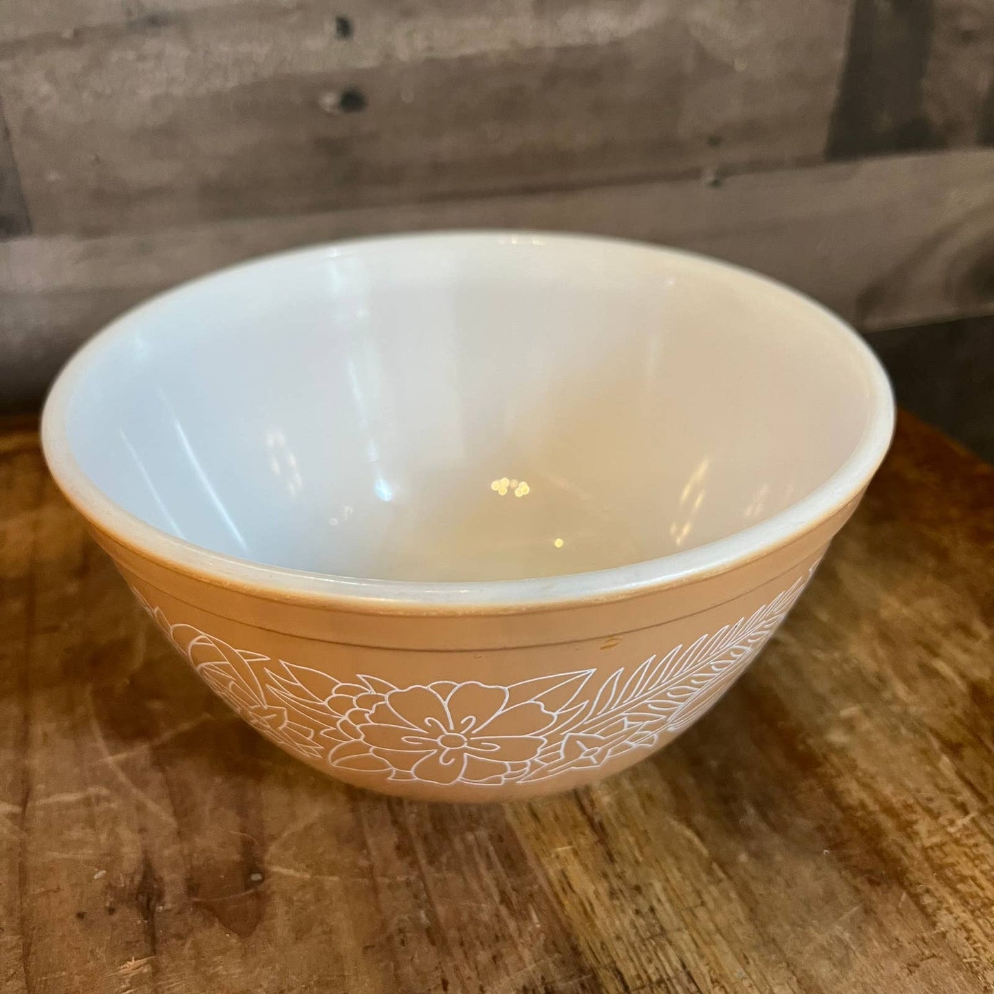 Vintage Pyrex 402 tan woodland 1.5 mixing bowl