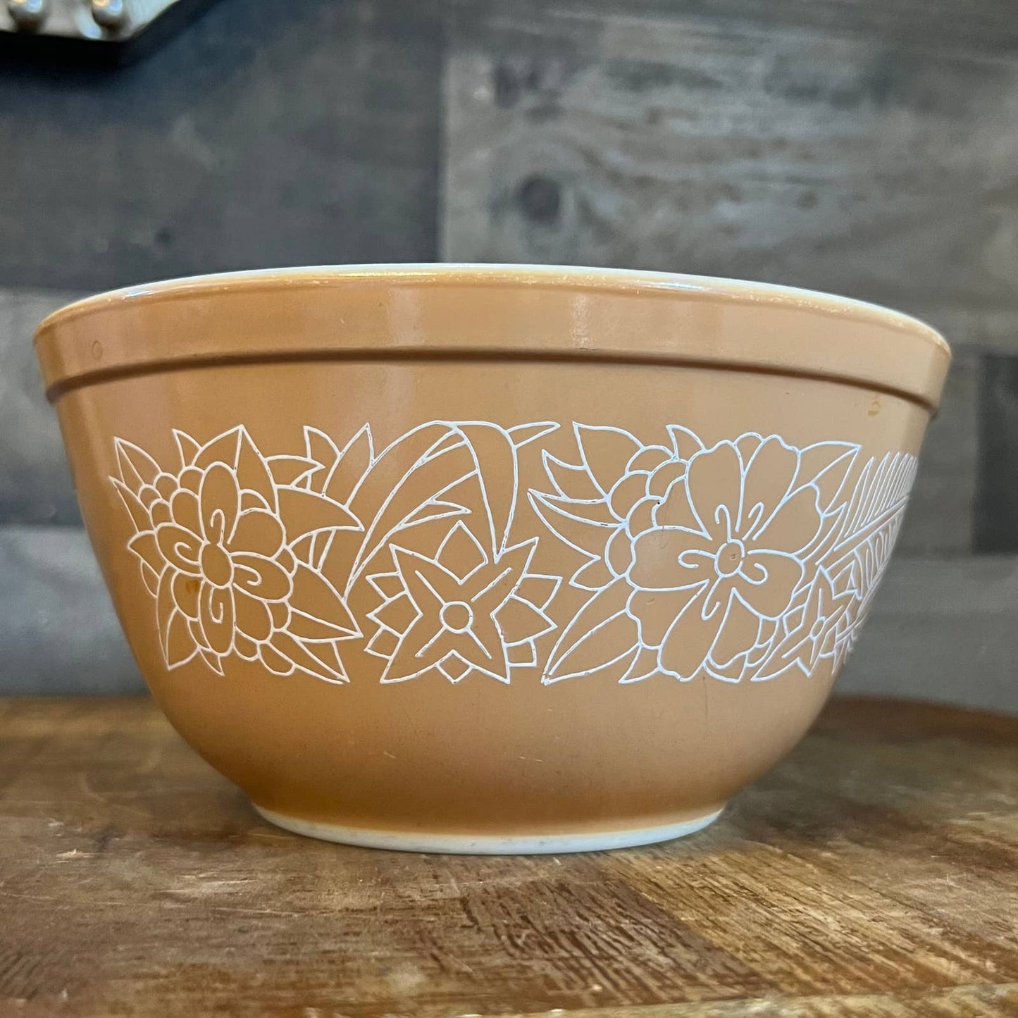 Vintage Pyrex 402 tan woodland 1.5 mixing bowl