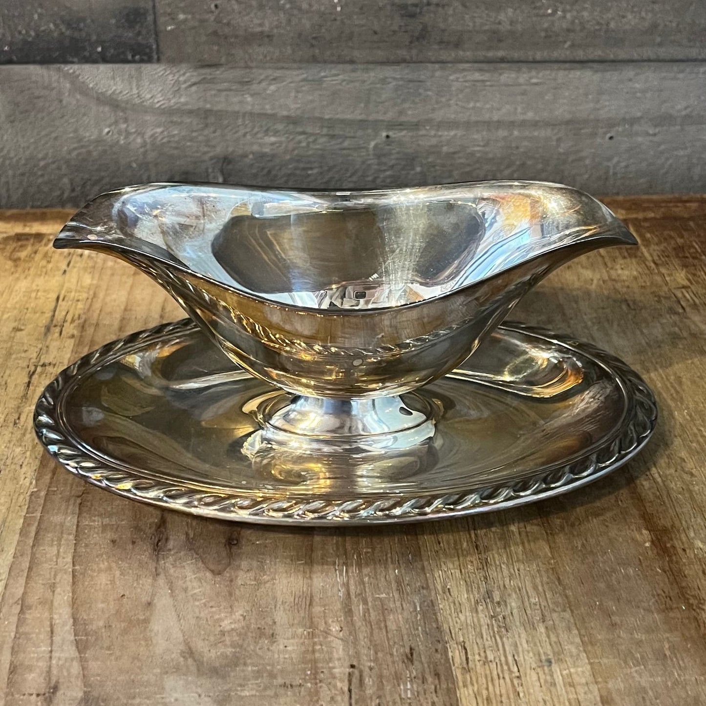 Vintage WM Rogers 4113 Silverplated Gravy Boat with Attached Underplate