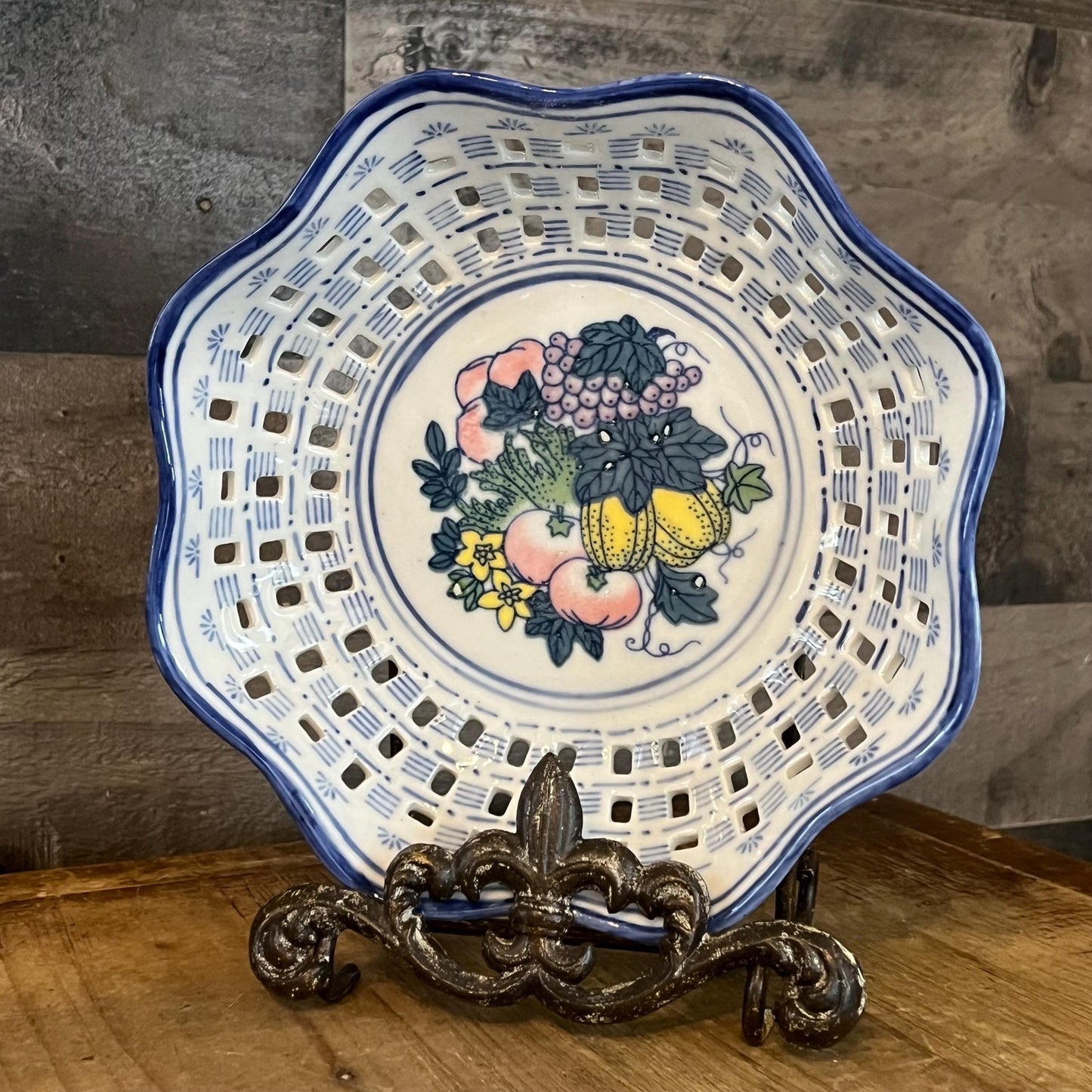 Blue and White Scallop Rim Ansley Hamburg Bowl