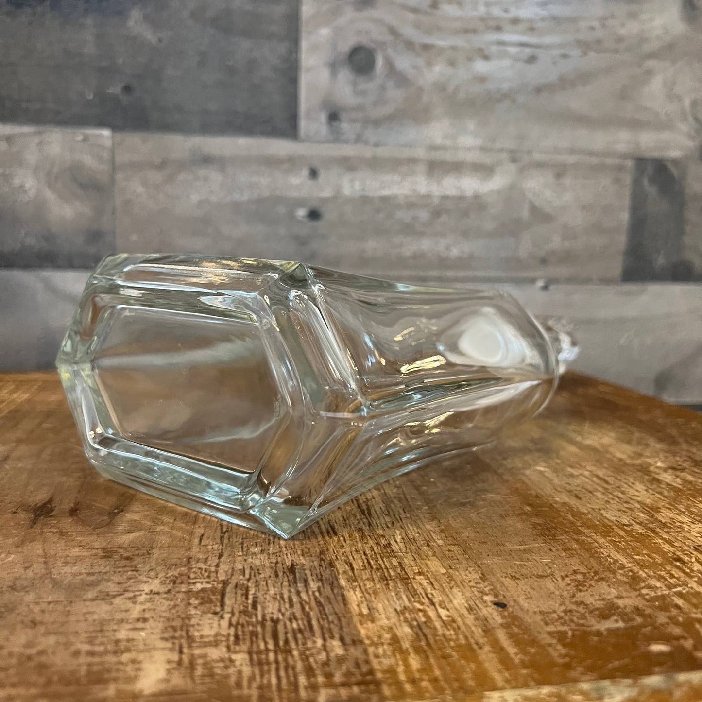 Clear glass decanter and stopper