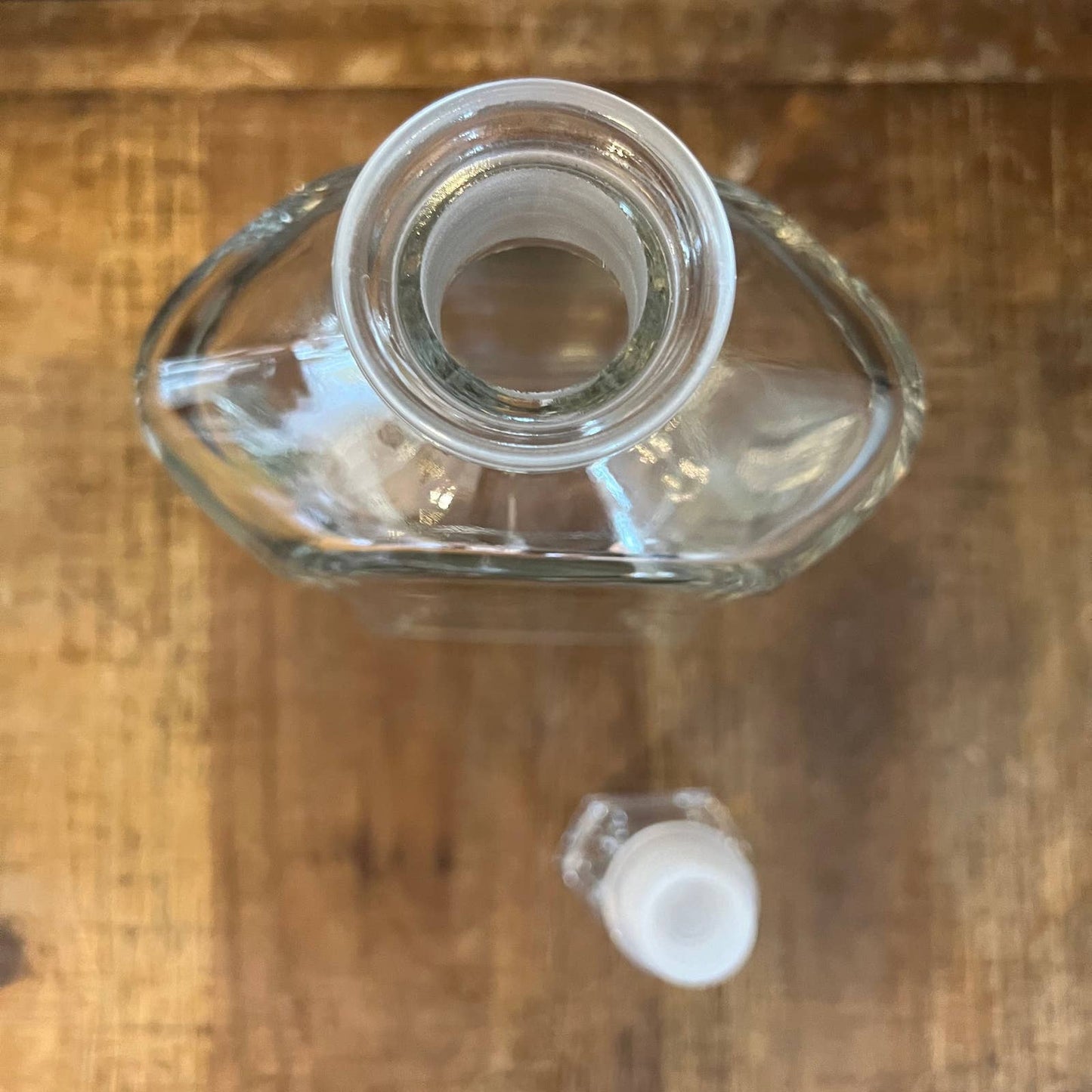 Clear glass decanter and stopper