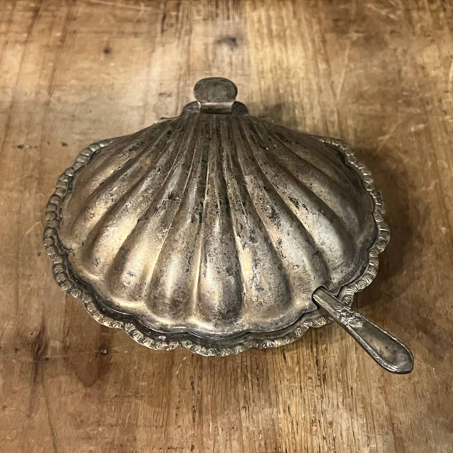 Vintage silverplated hinged clam shell butter dish with spoon and glass insert - caviar dish - condiment server